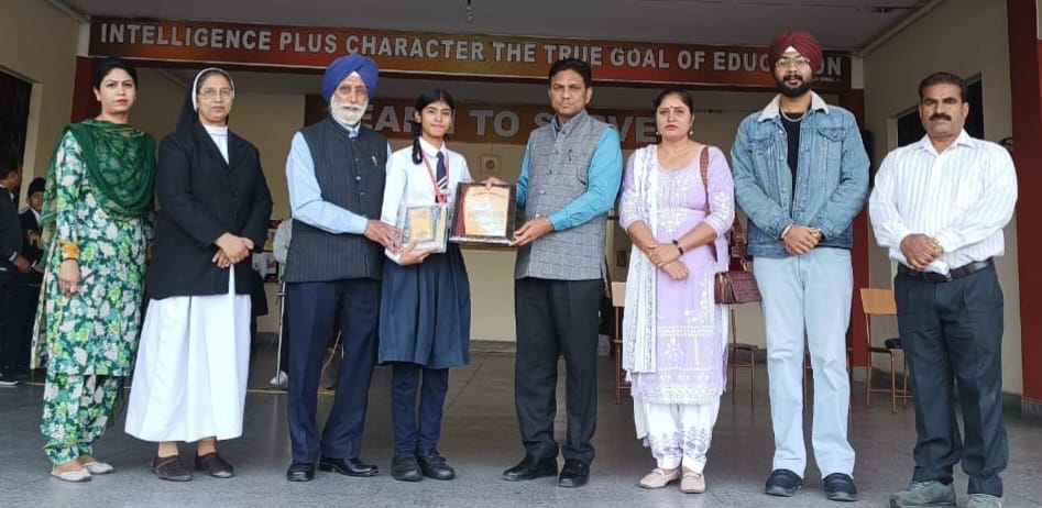 Children's writer Guramanat awarded with 'Tare Bhalak de' award